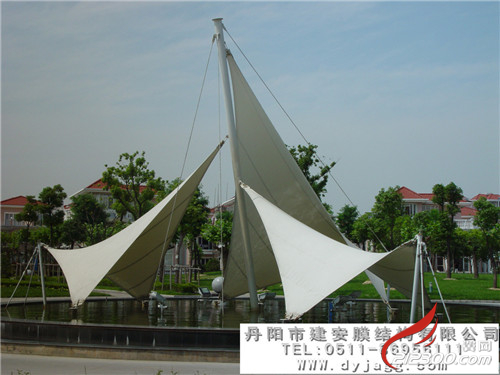 丹阳新火车站的停车场收费吗?收费的话是怎么