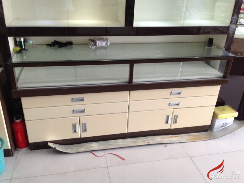 眼镜店装修,现有大量二手柜台和展架出售|跳蚤