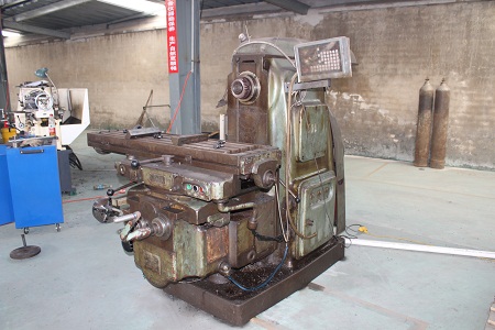 &nbsp;&nbsp;个人用的北京第一机床厂&nbsp;&nbsp;型号为x62w铣床一台