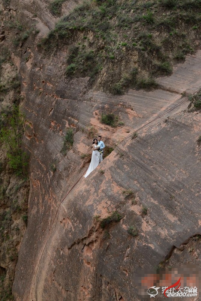 他们或许在提醒自己:婚姻,就像悬崖上的爱,一个不小心,就会摔粉身碎骨
